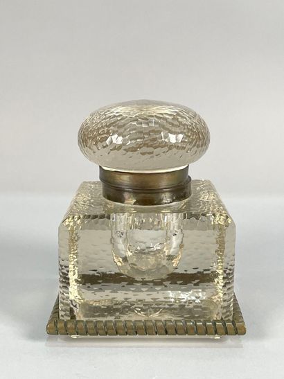 null Faceted glass inkwell with metal frame
(Mobile frame.)
Height Height : 14 c...
