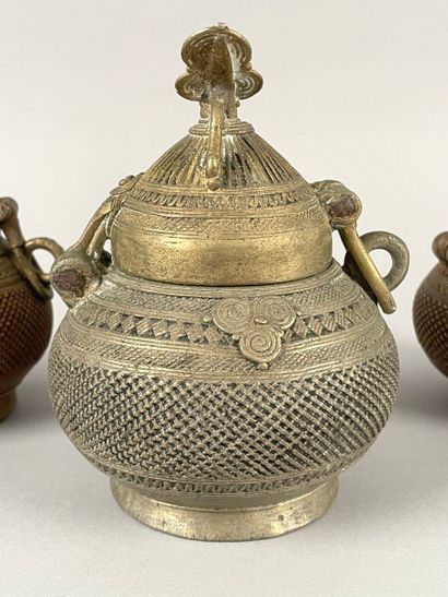 null INDIA, RAJASTHAN, GUJARAT, 20th century
Three covered brass pots with two handles,...
