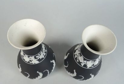 null WEDGWOOD
Pair of baluster-shaped vases decorated with a frieze of vine shoots...