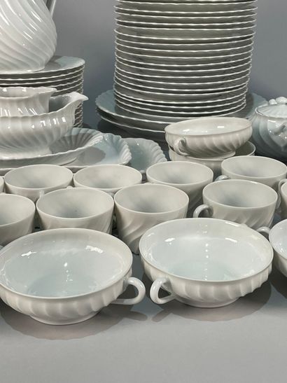 null HAVILAND
Limoges porcelain service with torso rib including:
- Twelve tea cups...