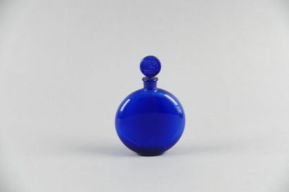 null René LALIQUE (1860-1945) & WORTH
"Dans la nuit". Blown-molded blue glass bottle...