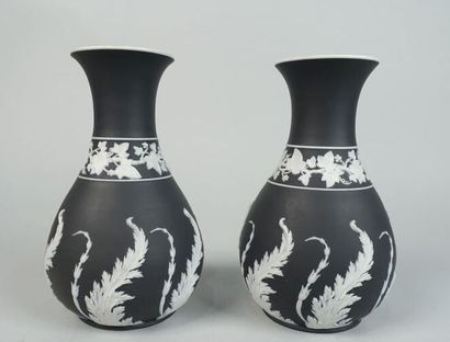 null WEDGWOOD
Pair of baluster-shaped vases decorated with a frieze of vine shoots...