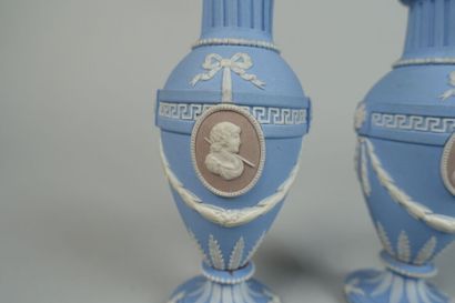 null WEDGWOOD
Pair of small neoclassical vases decorated in relief on a blue background...