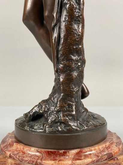 null Late 19th century school
Frileuse
Subject in patinated bronze, signed Houdon
Marble...