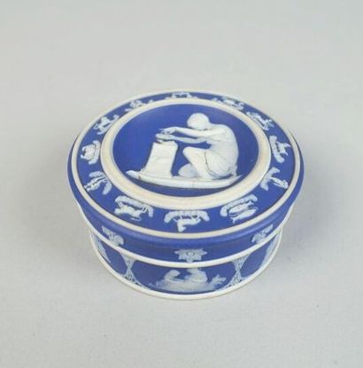 null WEDGWOOD
Covered candy box decorated with antique scenes in relief on a blue...