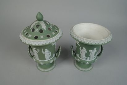 null WEDGWOOD
Pair of vases on pedestal decorated with an antique frieze on a green...