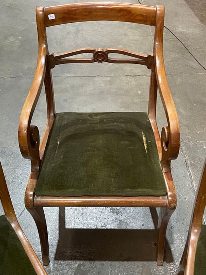 null Two chairs and an armchair in natural wood with barrette back.
(Minor accidents.)
Height...