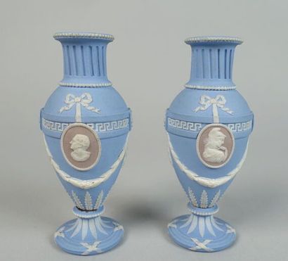 null WEDGWOOD
Pair of small neoclassical vases decorated in relief on a blue background...