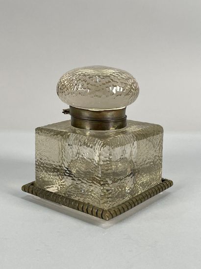 null Faceted glass inkwell with metal frame
(Mobile frame.)
Height Height : 14 c...