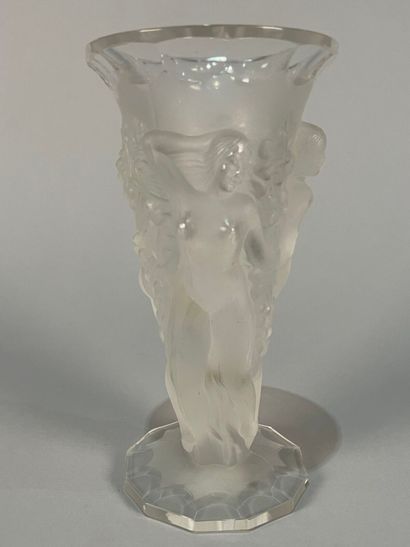 null BOHÈME
Pressed-molded glass vase decorated with nymphs
(Chipped foot and neck.)
Height...