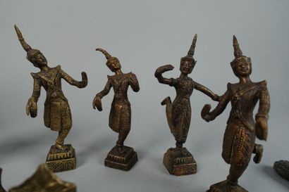 null Lot of various trinkets including bronze subjects comprising: two knights, a...