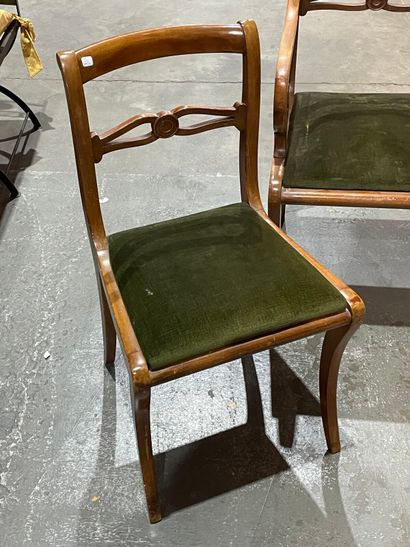 null Two chairs and an armchair in natural wood with barrette back.
(Minor accidents.)
Height...