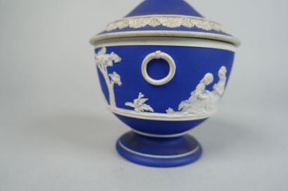 null WEDGWOOD
Covered pot decorated with an antique frieze in relief on a blue background
(Accident.)
Height...
