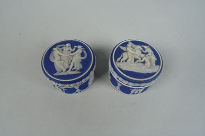 null WEDGWOOD
Pair of small circular covered boxes with cameo decoration of antique-style...