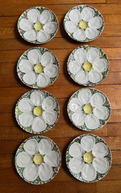 null ART DÉCOR
Eight porcelain oyster plates decorated in relief with oyster shells...