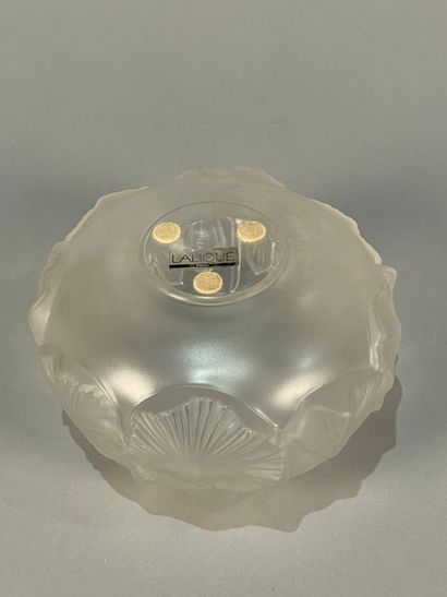 null LALIQUE Paris
Small pan-formed crystal vase decorated with foliage in relief
Height...