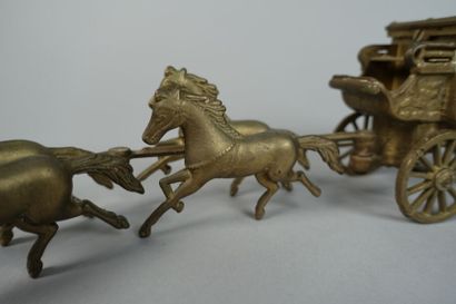 null Carriage drawn by four horses
Metal subject
Height 8 cm; Length: 30 cm