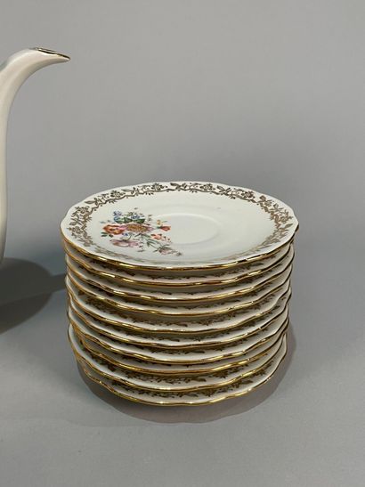 null Compagnie Nationale (France) 
Porcelain service decorated with flowers and gold...