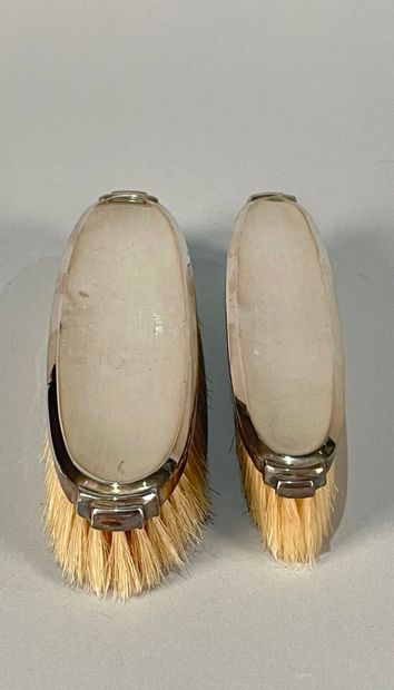 null Two brushes set in German silver
Gross weight: 113.4 g; Length: 17 and 18 c...