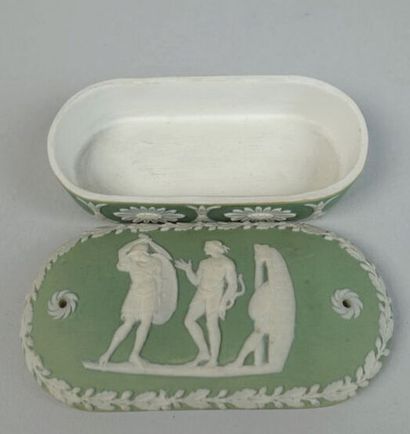null WEDGWOOD
Oblong covered box with antique décor and foliate frieze in relief...