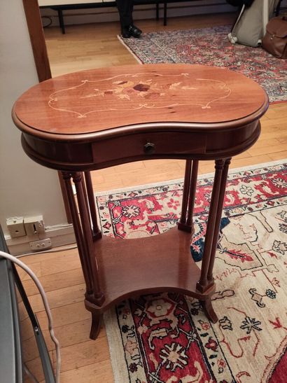 null Kidney-shaped veneered coffee table 
19th century
Height : 69 cm ; Width : 56...