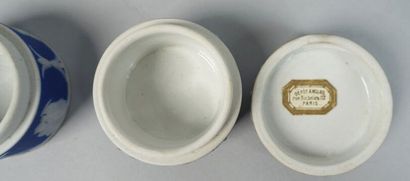 null WEDGWOOD
Pair of small circular covered boxes with cameo decoration of antique-style...