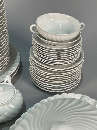 null HAVILAND
Limoges porcelain service with torso rib including:
- Twelve tea cups...