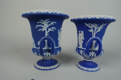 null WEDGWOOD
Meeting of two vases on pedestal decorated with an antique frieze on...