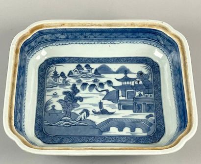 null In the taste of the Compagnie des Indes
Covered dish with blue monochrome decoration...