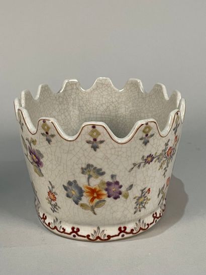 null Compagnie Nationale (France) 
Porcelain service decorated with flowers and gold...