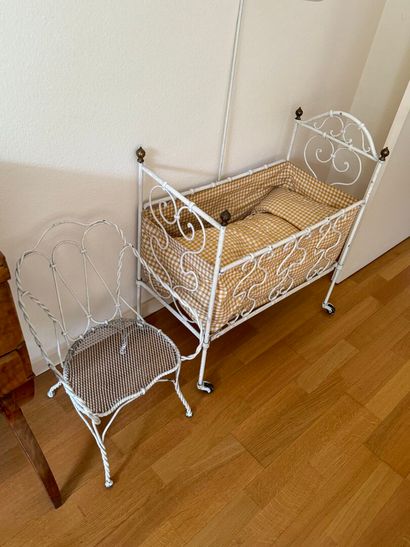 null Wrought-iron doll's bed and armchair painted white.
(Worn and missing). 
Height...