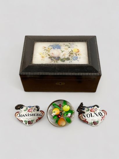 null Small wooden jewelry box, the lid decorated with flowers
Height 9 cm; Width:...