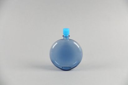 null René LALIQUE (1860-1945) & WORTH
"Je reviens". Moulded-blown blue glass bottle...