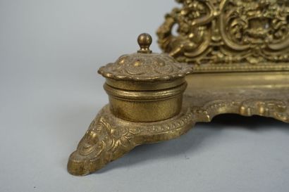 null Bronze inkwell with openwork scrolls and putti.
Renaissance style
19th century
(Accents,...