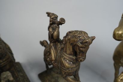 null Reunion of four bronze subjects: 
- Two bronze riders (Height: 18 cm) 
- Two...