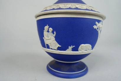 null WEDGWOOD
Covered pot decorated with an antique frieze in relief on a blue background
(Accident.)
Height...
