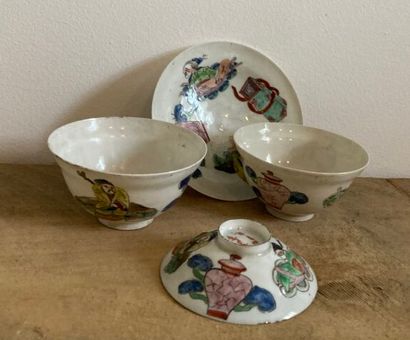 null CHINA
Two porcelain cups and three saucers 
Different models 
(Chips)
Diameter:...