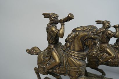 null Reunion of four bronze subjects: 
- Two bronze riders (Height: 18 cm) 
- Two...