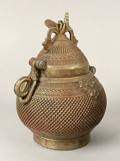 null INDIA, RAJASTHAN, GUJARAT, 20th century
Three covered brass pots with two handles,...