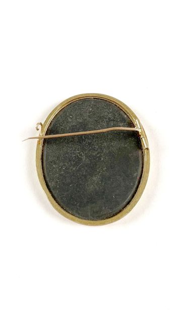 null Oval brooch in 750 thousandths yellow gold, the center adorned with a mosaic...