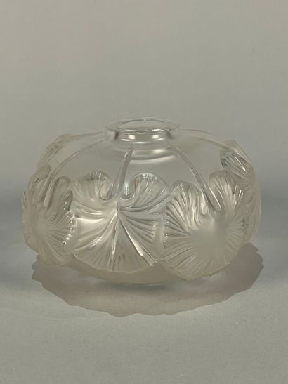 null LALIQUE Paris
Small pan-formed crystal vase decorated with foliage in relief
Height...