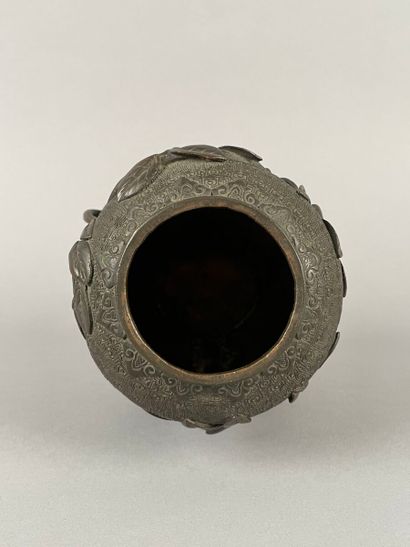 null JAPAN, MEIJI period (1868-1912)
Tripod incense burner in bronze with brown patina,...