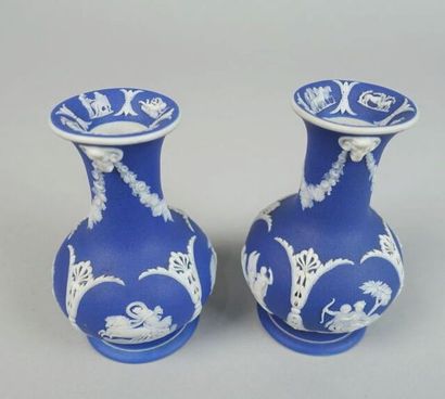 null WEDGWOOD
Pair of swollen vases with antique scenes on a blue background.
(Small...