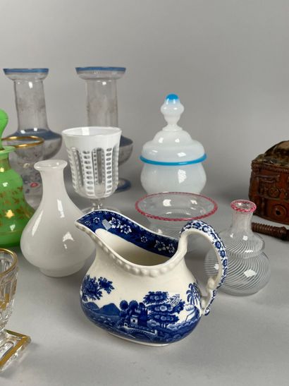 null Glassware lot comprising six liqueur glasses, a pair of vases, opaline glasses,...