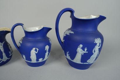 null WEDGWOOD
Meeting of four jugs decorated in the antique cameo style on a blue...
