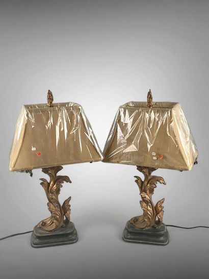 null Paire de pieds de lampe rocaille en composition 
Travail de style Louis XV
(Accidents.)
Haut....