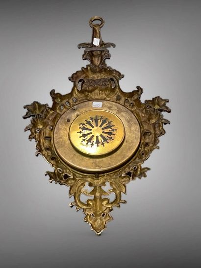 null Grand cartel d'applique en bronze doré
Style Louis XV
(Avec sa clé.)
Haut. :...