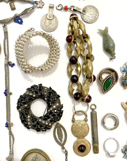 null Lot de bijoux fantaisie (broches, anneaux, bagues, médailles, bracelets...)...