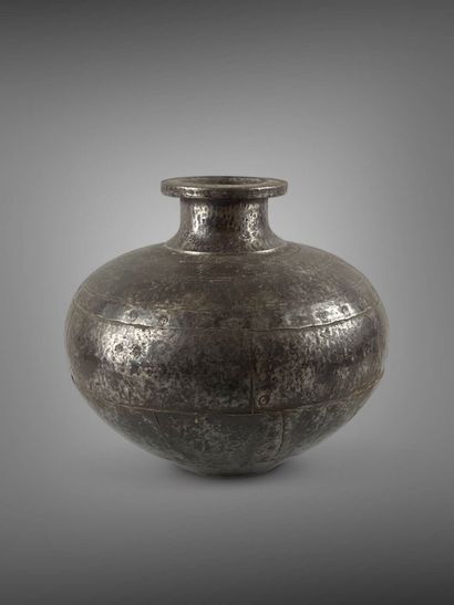 null Vase pansu en métal patiné
Haut. : 34 cm ; Diam. : 34 cm 
(Usures, oxydatio...