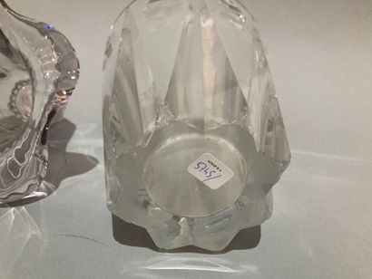 null SAINT-LOUIS
Deux vases en cristal taillé : 
- Un vase de forme libre, Haut....